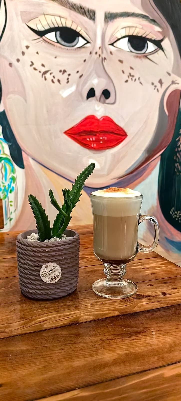 Café caliente con espuma y canela