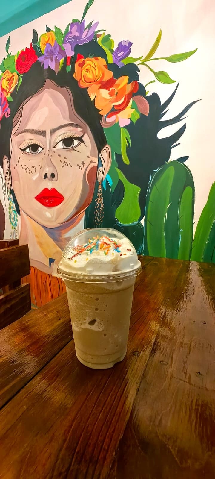 Frappé batido con crema y chocolate