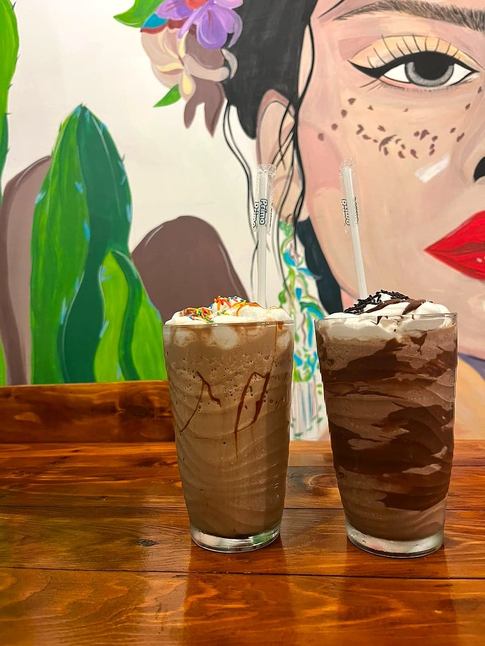 Frappés de la casa con crema y chocolate en Emilia Bonita
