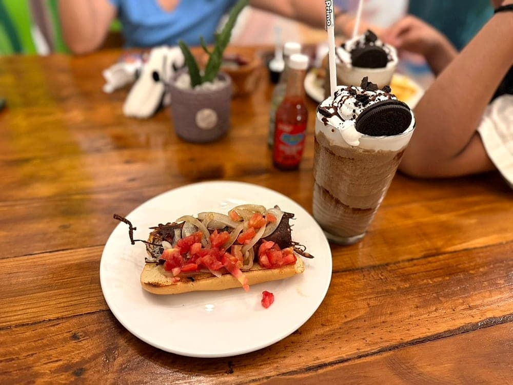 Hot dog acompañado de un frappé de oreo