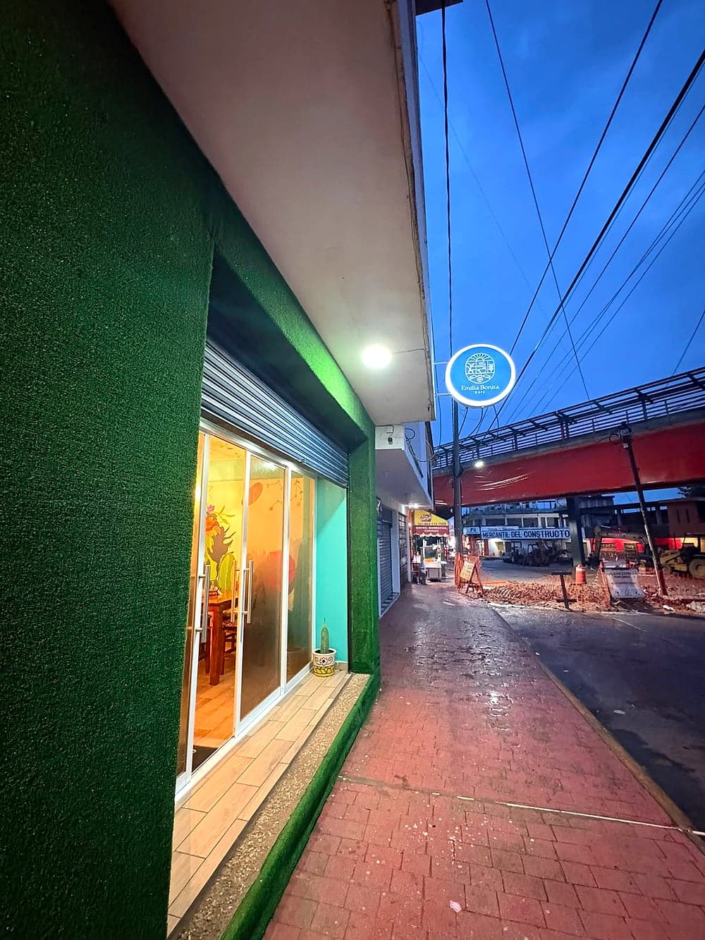Fachada verde de Emilia Bonita en Huixtla, vista desde la calle