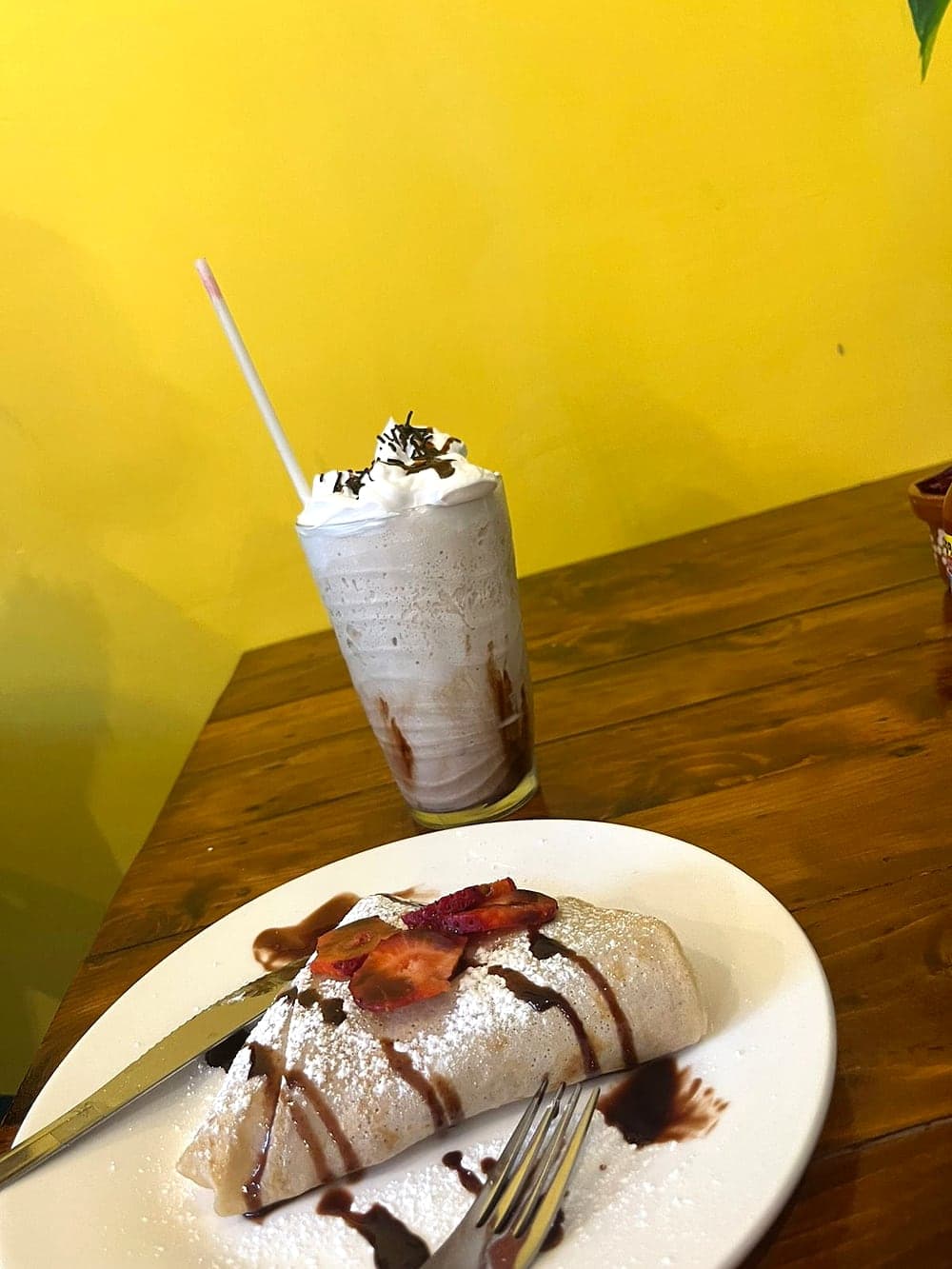 Frappé con crema y crepa de fresa con chocolate